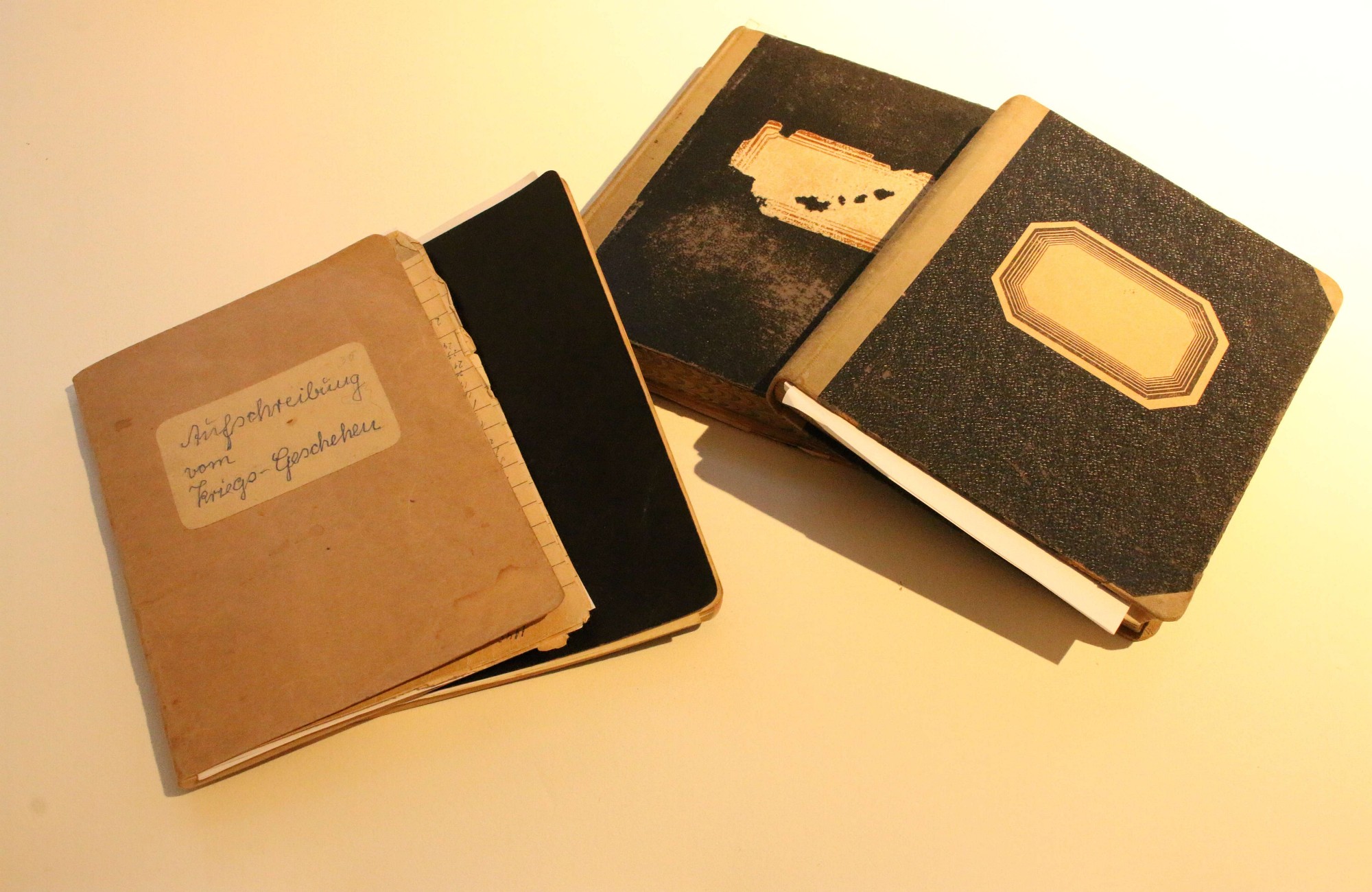 Foto der erhaltenen Tagebücher, Foto: Dieter Heimsath