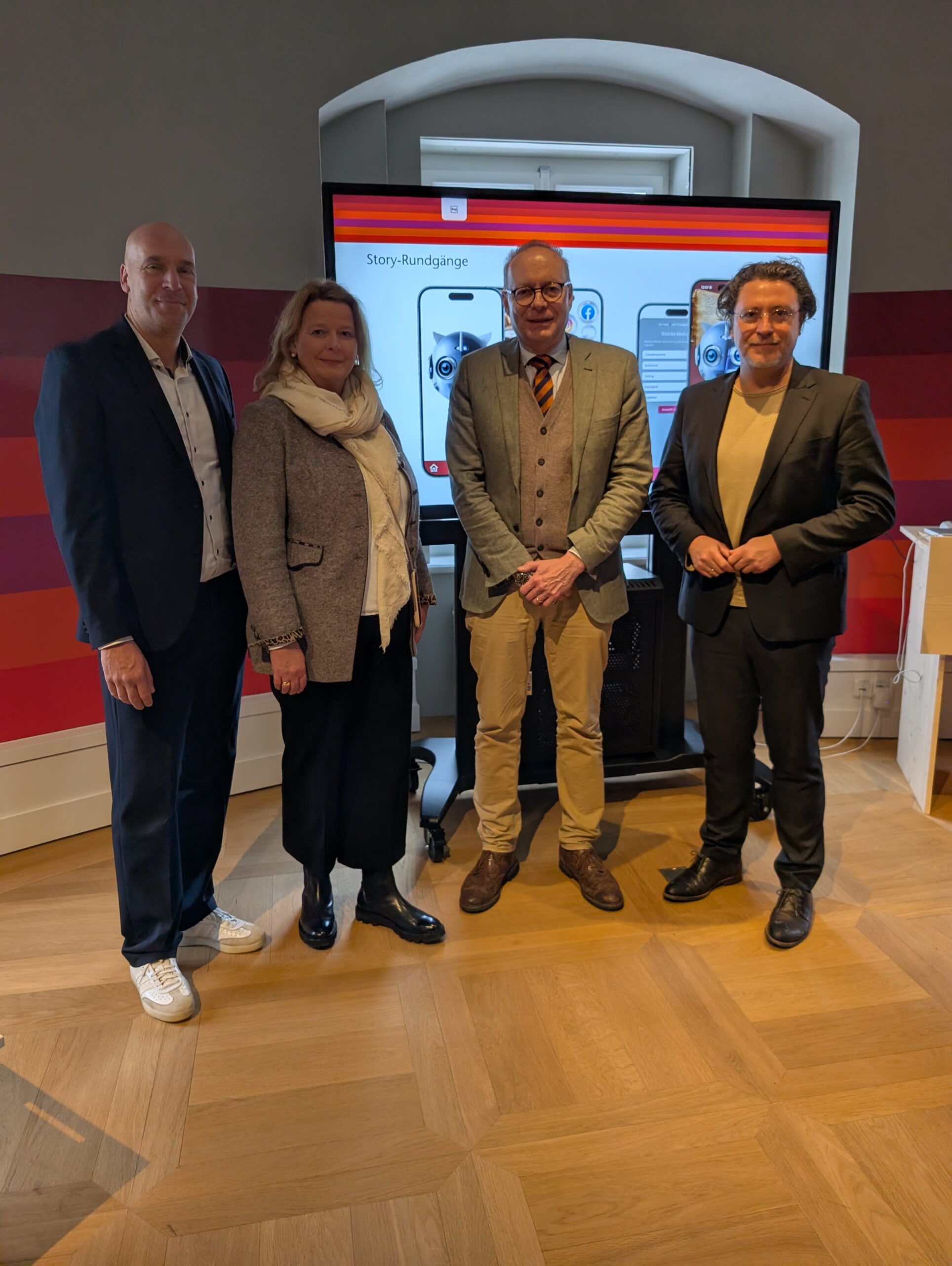 v.l.: Tolga Özbek-Hanke (VGH Versicherungen), Anne Roese und Dr. Alexander v. Schwartz (Präsident der Landschaft des vormaligen Fürstentums Lüneburg), sowie Johannes Janssen (VGH Stiftung) beim Präsentationstermin