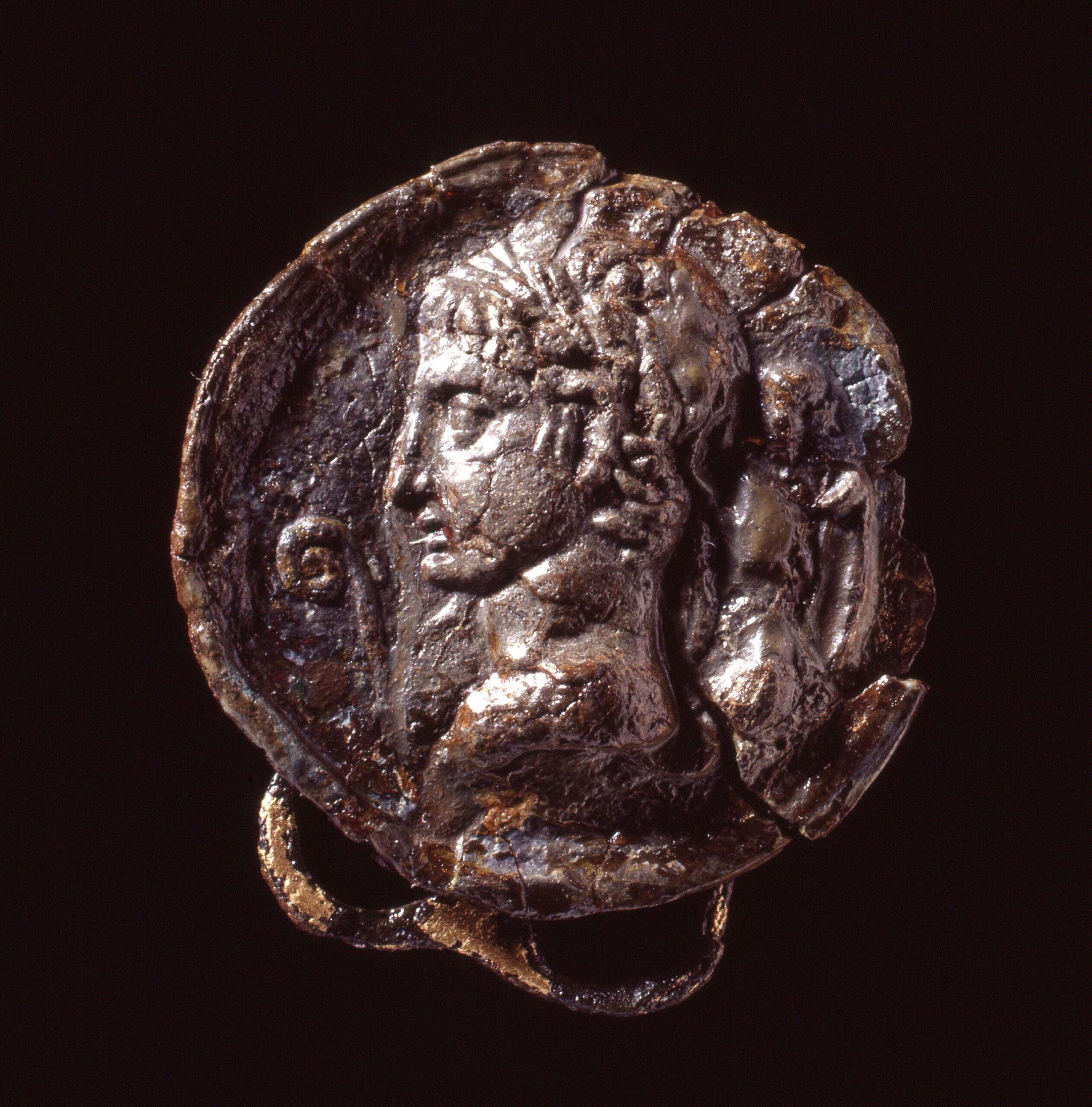 Waffenhalterung an einem römischen Soldatengürtel mit Portrait des Kaisers Augustus, Foto: Christian Grovermann