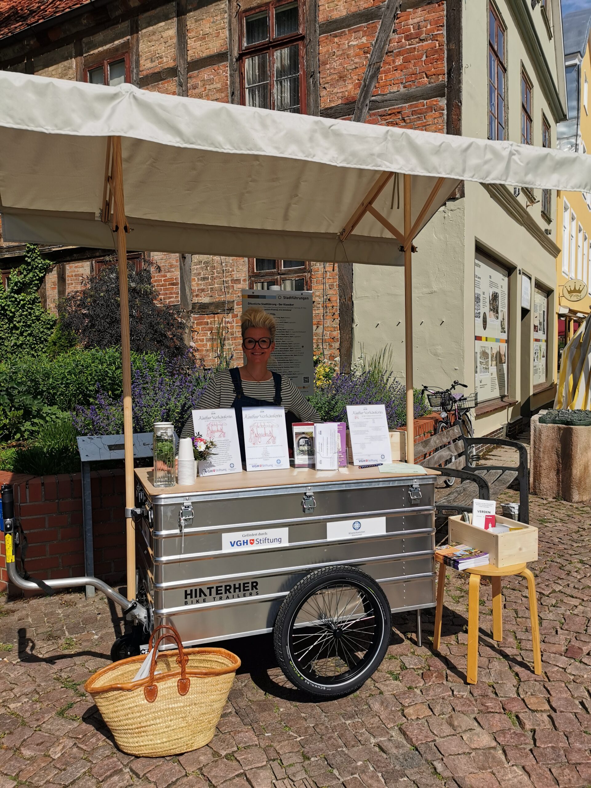 Museumspädagogin Julia Nehus steht an ihrem Stand auf dem Wochenmarkt in Verden
