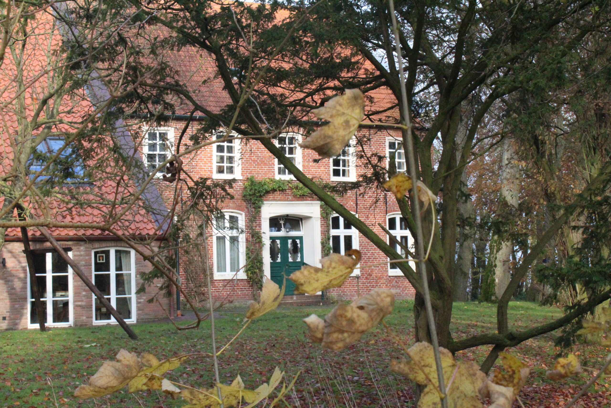 Blick von Süden aus dem Garten auf den Gulfhof, Foto: Frauke Agena
