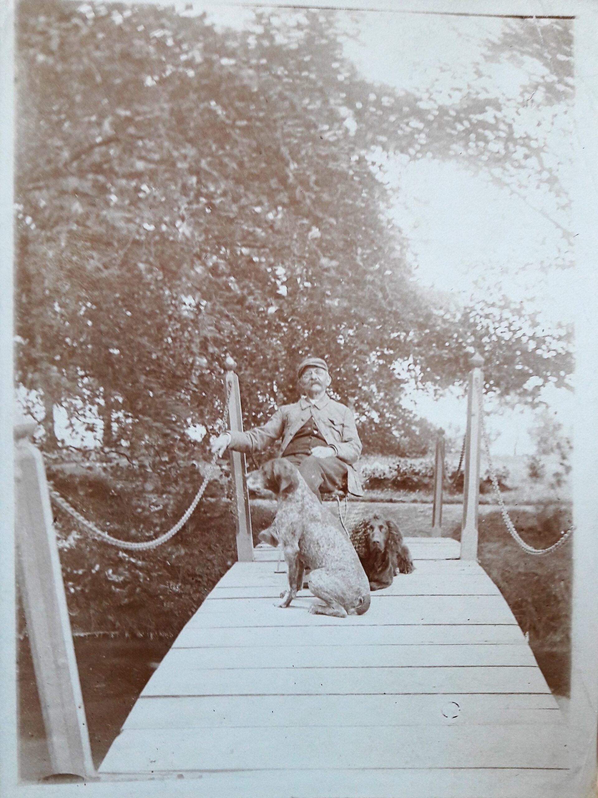Der Hofbesitzer auf der Brücke zum Garten um 1915, Reproduktion: Frauke Agena